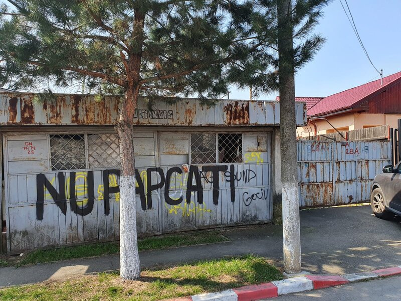 Voluntari, centru Nicolae Iorga, strada lata, verde, trotuare, Primarie,